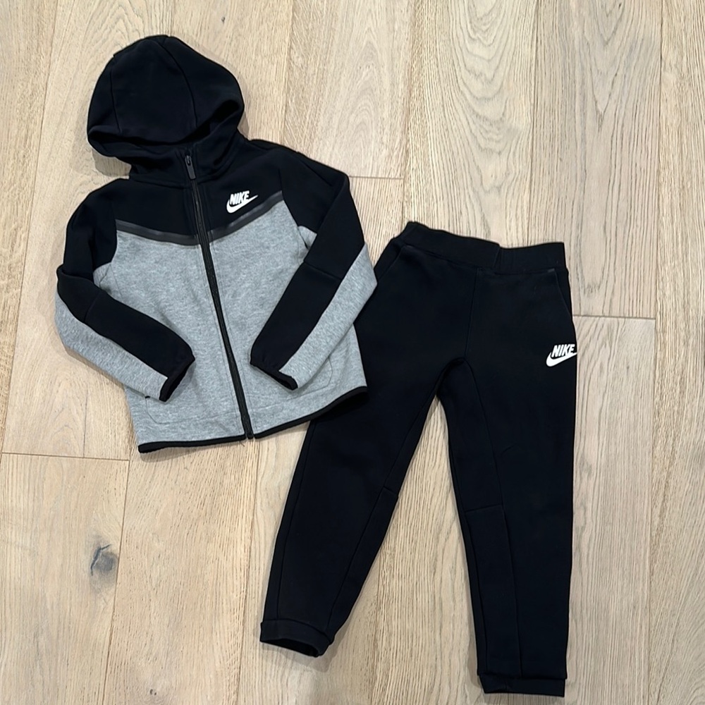 Nike Tech Set. BRAND NEW . Jogger Sweatpants with Elastic Waistband